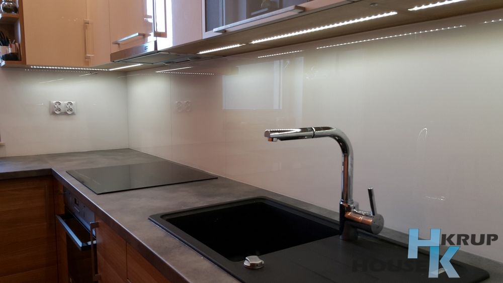 Biały lacobel i brązowe meble w Kuchni